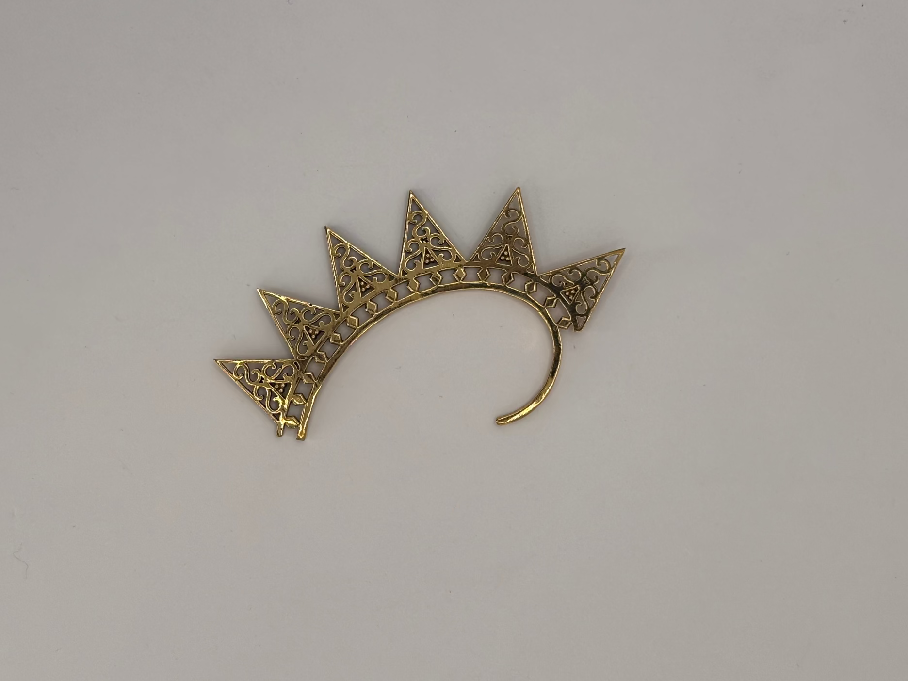 EAR CUFF GOLD PYRAMID